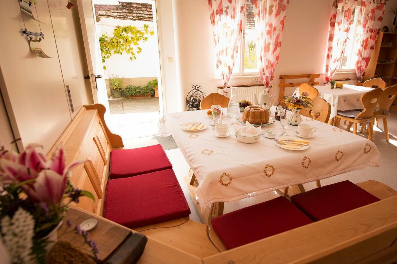 Отель Weingut Familie Krell Mitterretzbach Экстерьер фото